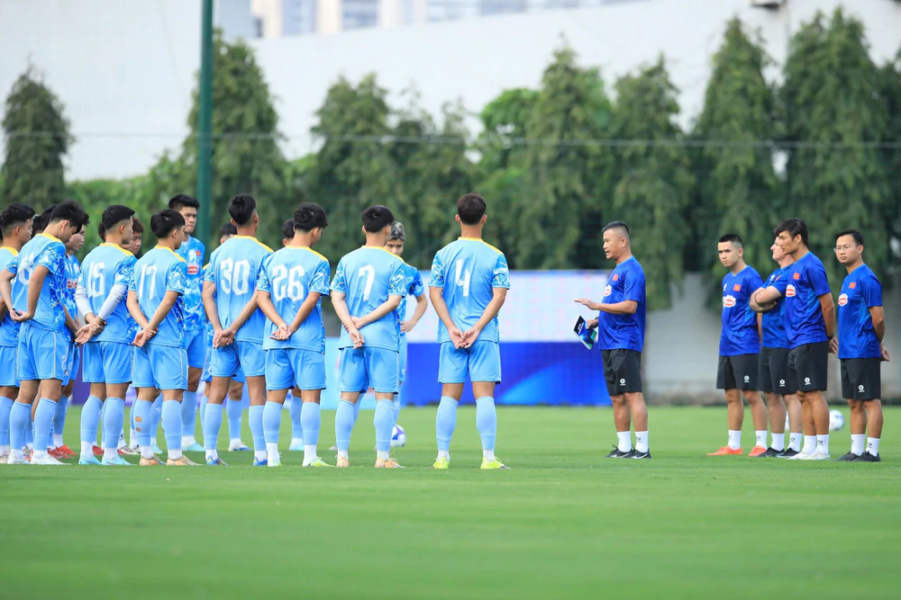 Tin nóng bóng đá Việt hôm nay 7/9: U23 Việt Nam di chuyển gấp dự Asiad; HLV Iran khen U20 Việt Nam sau trận đấu quyết định - Ảnh 1.
