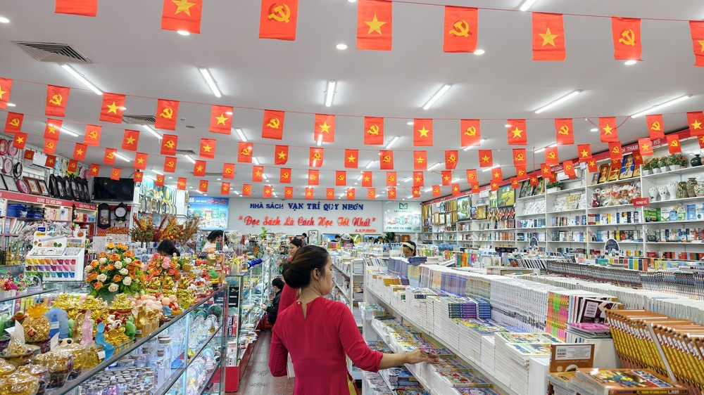 Nhu cầu tìm mua sách giáo khoa tăng cao trước thềm năm học mới - Ảnh 1.