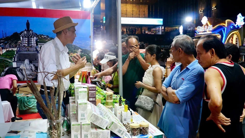 16 tỉnh, thành phố tham gia triển lãm “Không gian Du lịch, Văn hóa - Hội nhập và lan tỏa” - Ảnh 8.