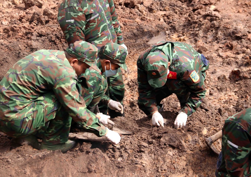 Cầu siêu tưởng niệm các Anh hùng liệt sĩ tại Công viên Lê Thị Riêng - Ảnh 1. Cầu siêu tưởng niệm các Anh hùng liệt sĩ tại Công viên Lê Thị Riêng - Ảnh 1.