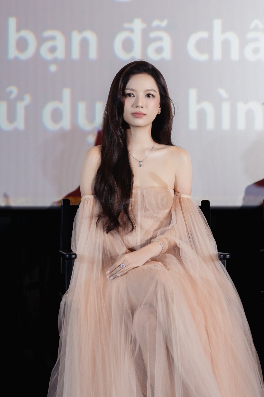 Lê Hạ Anh hết mình trong từng vai diễn, hé lộ bước chuyển mới trong diễn xuất - Ảnh 1. Lê Hạ Anh hết mình trong từng vai diễn, hé lộ bước chuyển mới trong diễn xuất - Ảnh 1.