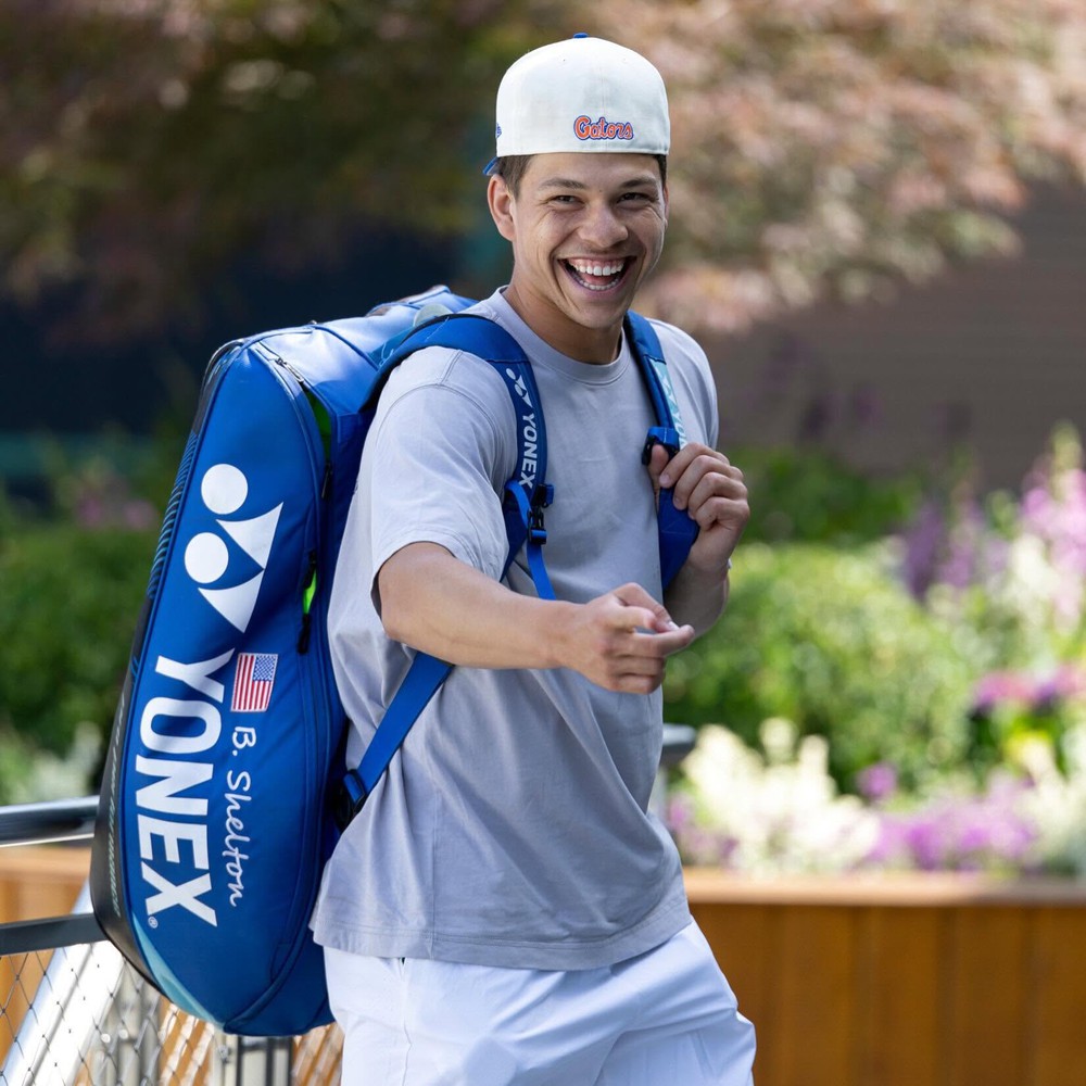 Andy Roddick cho rằng những cú giao bóng trái tay với tốc độ lên tới 145 dặm/giờ của Shelton là "siêu năng lực" mà không tay vợt nào khác sở hữu. Ảnh: FBNV Andy Roddick cho rằng những cú giao bóng trái tay với tốc độ lên tới 145 dặm/giờ của Shelton là "siêu năng lực" mà không tay vợt nào khác sở hữu. Ảnh: FBNV