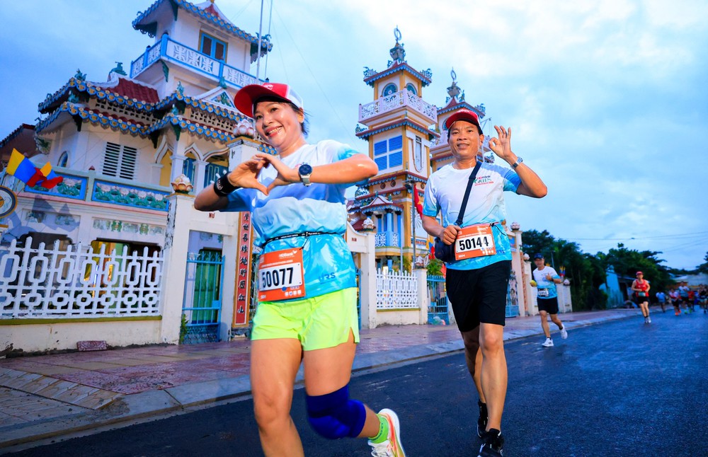 Dàn ngôi sao Marathon cùng hàng ngàn VĐV sải bước trên cung đường xanh Cần Giờ - Ảnh 1. Dàn ngôi sao Marathon cùng hàng ngàn VĐV sải bước trên cung đường xanh Cần Giờ - Ảnh 1.