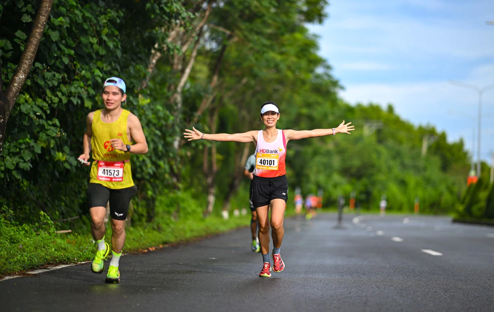 Dàn ngôi sao Marathon cùng hàng ngàn VĐV sải bước trên cung đường xanh Cần Giờ - Ảnh 2. Dàn ngôi sao Marathon cùng hàng ngàn VĐV sải bước trên cung đường xanh Cần Giờ - Ảnh 2.