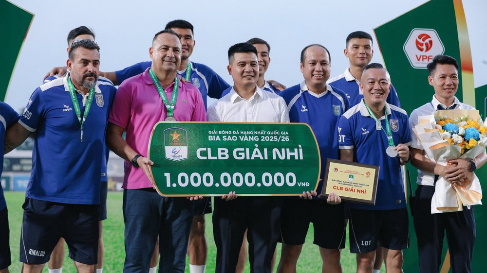 Đội tuyển dự FIFA ASEAN Cup 2026 ký hợp đồng với HLV người Việt Nam - Ảnh 4. HLV Hoàng Lân