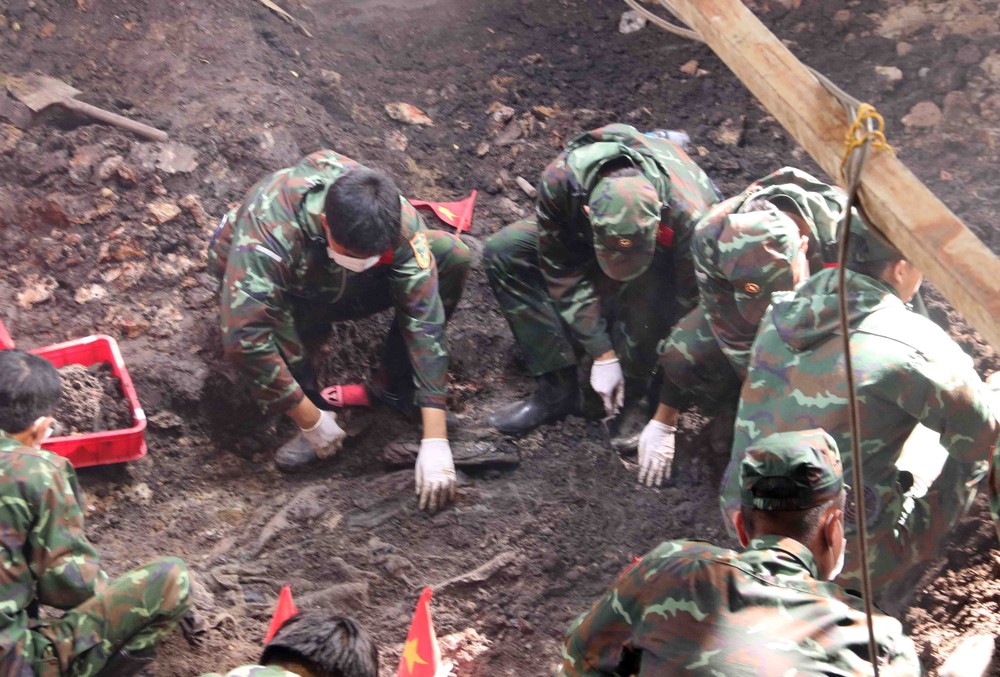 Phát hiện thêm rãnh mộ tập thể liệt sĩ tại công viên Lê Thị Riêng - Ảnh 3. Phát hiện thêm rãnh mộ tập thể liệt sĩ tại công viên Lê Thị Riêng - Ảnh 3.