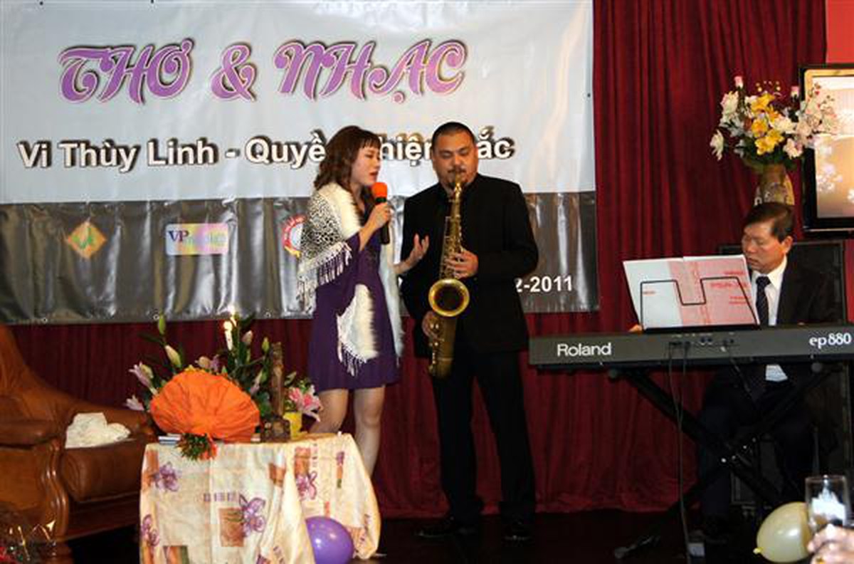 Nhà thơ Vi Thùy Linh: Trình diễn thơ vì “màu cờ, sắc áo”