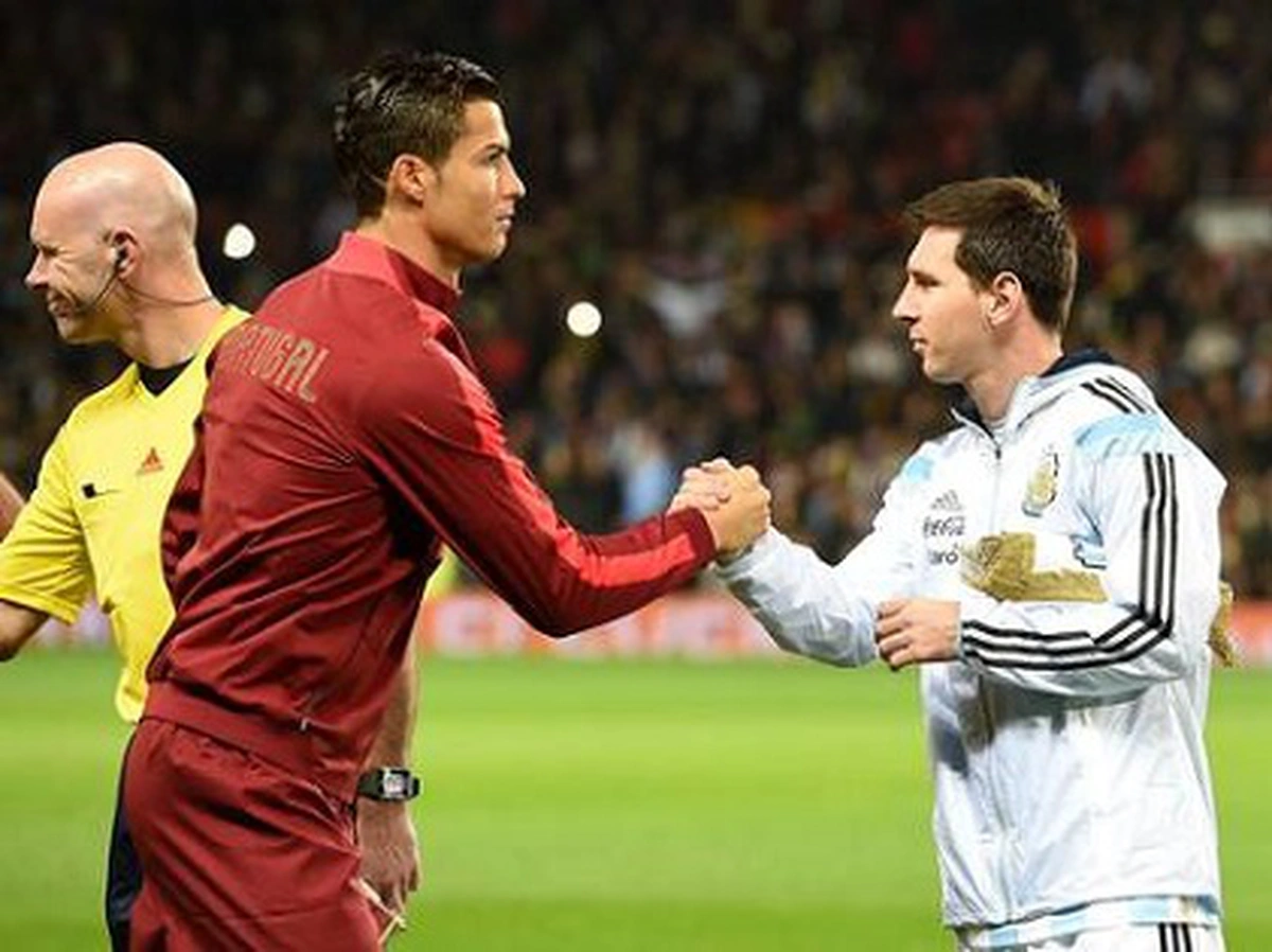Mâu thuẫn ư? Messi và Ronaldo bắt tay đầy thân thiện trong đường hầm