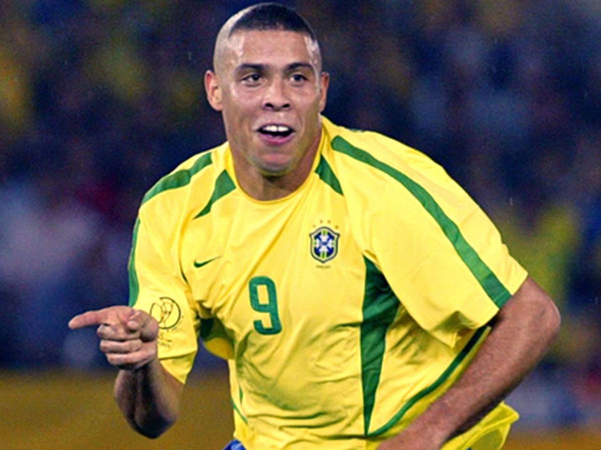 Ronaldo \'béo\' tiết lộ lý do của kiểu tóc CỰC DỊ tại World Cup 2002