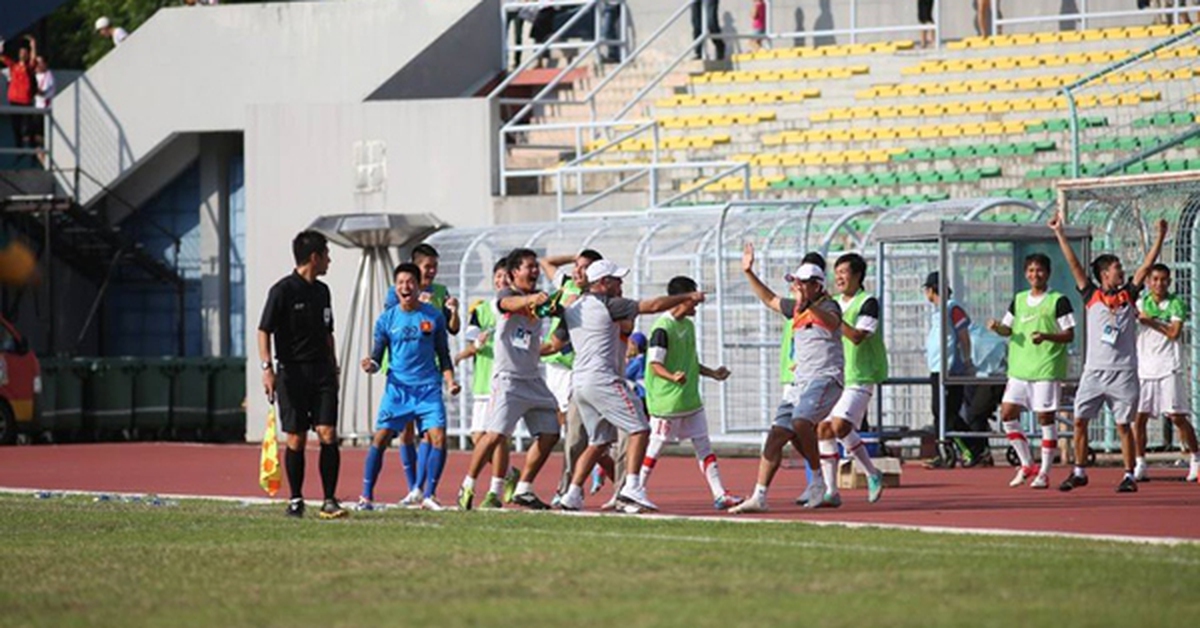 越南隊以5-1擊敗澳洲隊，贏得了亞洲賽的入場券，而對方教練卻輸了，「印象深刻」。