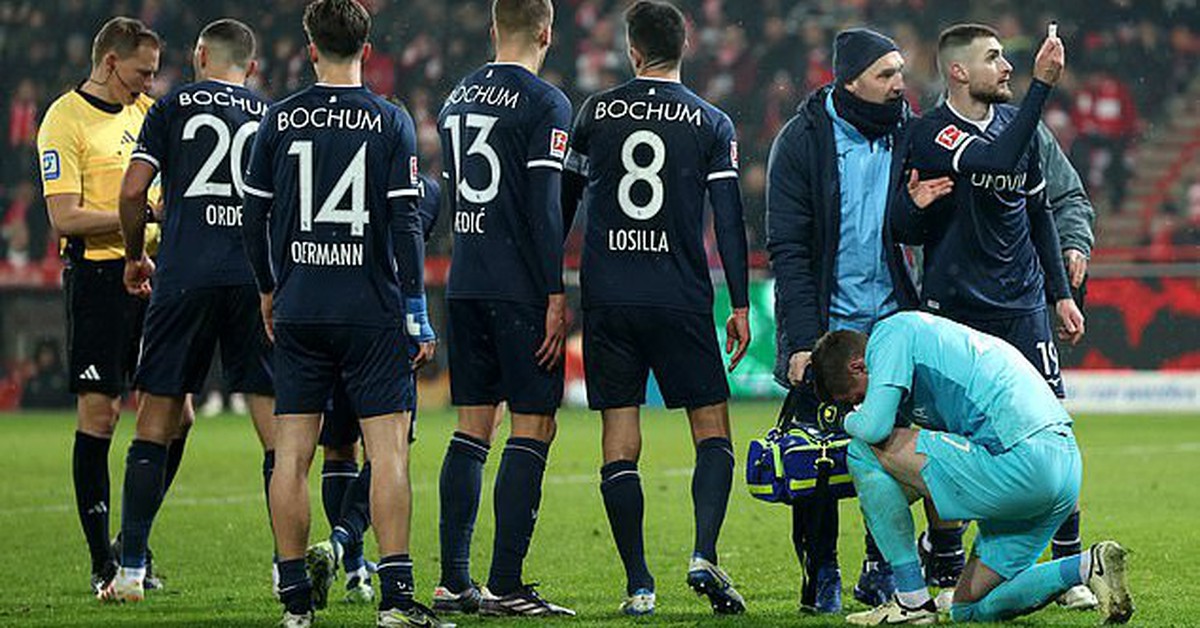 Các cầu thủ Bochum gặp nhiều khó khăn trong việc kiểm soát bóng