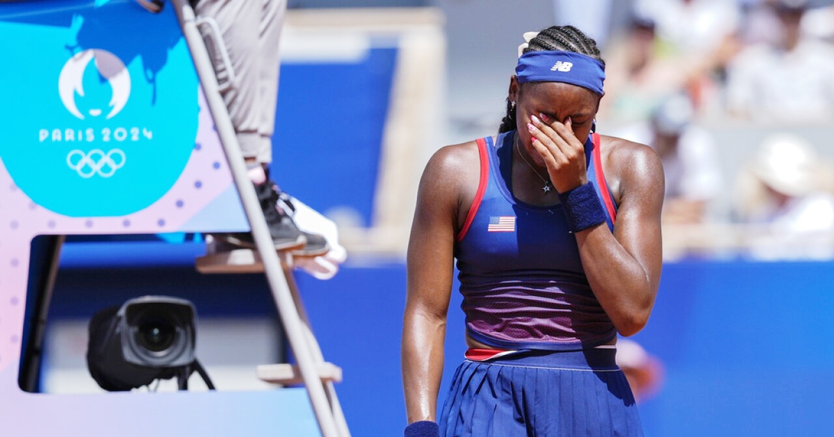 Niềm hy vọng số một quần vợt Mỹ bật khóc khi thua sốc ở Olympic: Đứng dậy  thôi, Coco Gauff!
