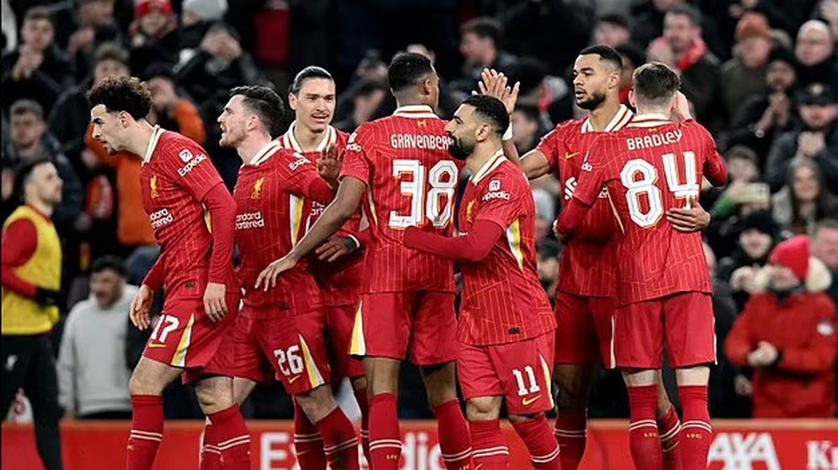 Liverpool nhanh chóng áp đảo và tạo ra những cơ hội nguy hiểm