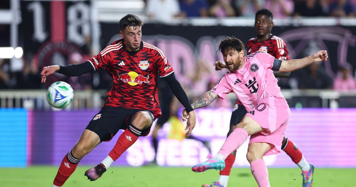 Messi ghi bàn đẹp như mơ, lập kỷ lục ở tuổi 37