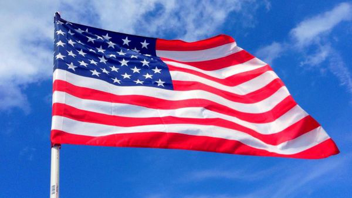 Lá cờ Mỹ mang ý nghĩa vô cùng đặc biệt và to lớn đối với người Mỹ. Nó thể hiện tinh thần độc lập, tự do, và sự đoàn kết của quần đảo. Hãy xem hình ảnh liên quan để cảm nhận được tất cả những giá trị thần kinh và lịch sử mà lá cờ Mỹ mang lại.