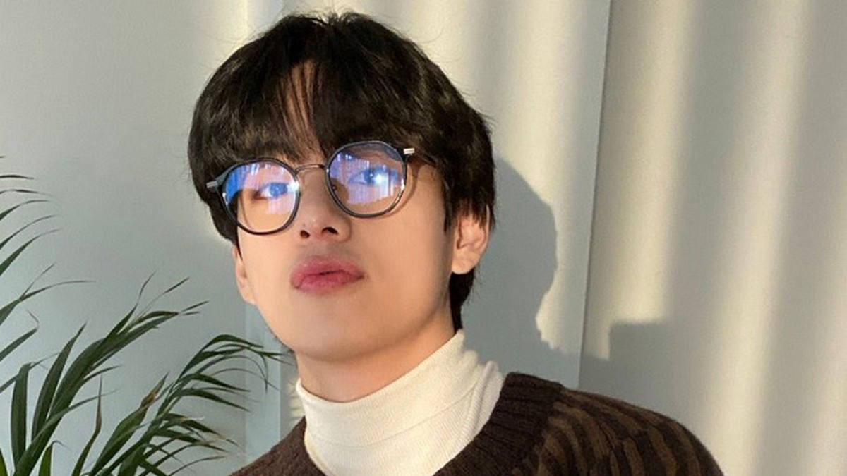 Những lần V BTS đeo kính đẹp đến nghẹt thở