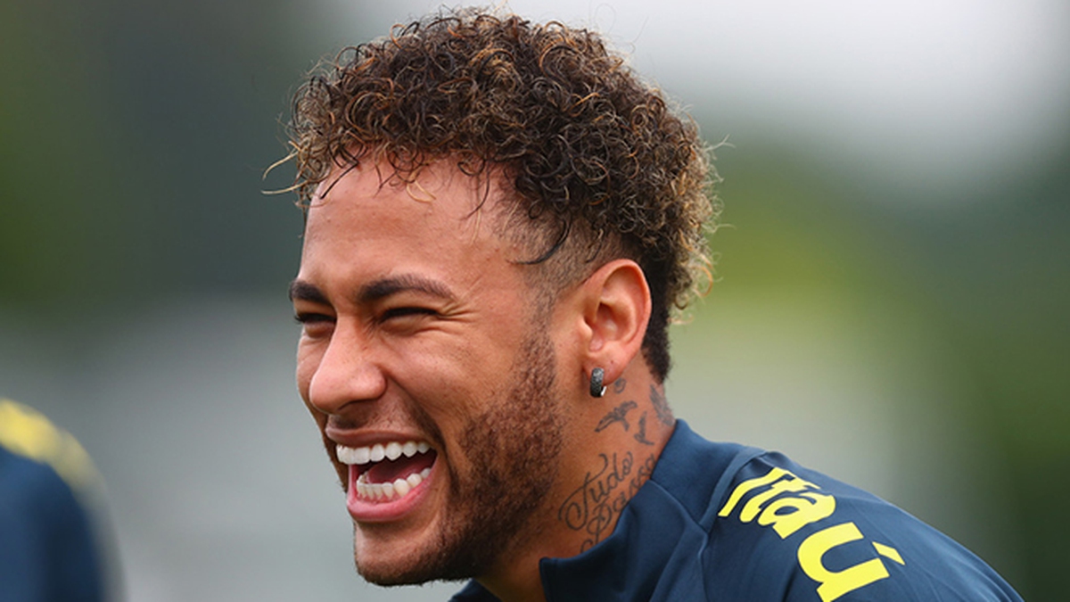 Neymar cười hả hê khi không xách vali về nước sớm như Messi và Ronaldo