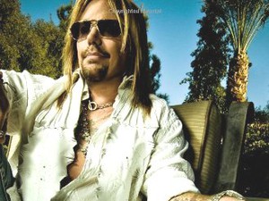 Hồi ký của thành viên ban nhạc Motley Crue: Đến với rock vì gái đẹp và bia