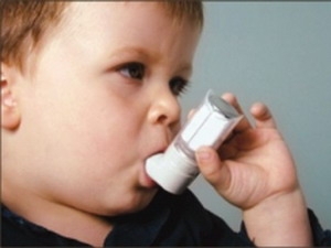 Trẻ sơ sinh dùng kháng sinh sớm dễ bị hen suyễn