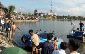 Ôtô lao xuống hồ, 2 người tử vong