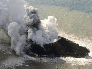 Núi lửa phun trào tạo nên hòn đảo mới ở Nhật Bản
