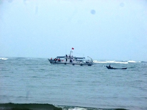 Cứu hộ thành công tàu cá bị chìm ở Quảng Bình