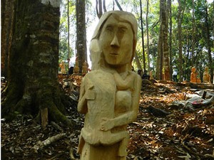 Tác phẩm 'Mẹ ôm con' giành giải Nhất Hội thi tạc tượng gỗ dân gian Tây Nguyên