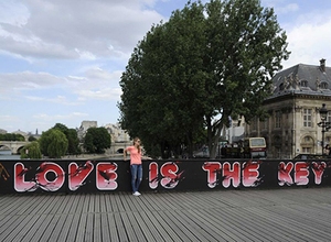 Nghệ thuật đường phố thay thế “khóa tình yêu” trên cầu Pont des Arts