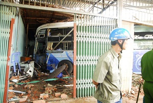 Bình Phước: Xe khách mất lái đâm sập ba ngôi nhà