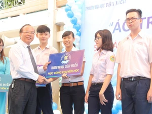 Đại học Văn Hiến tặng 50 suất học bổng và hơn 2000 chiếc áo trắng đến trẻ em nghèo
