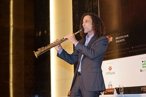 Kenny G ăn tối cũng mang theo kèn