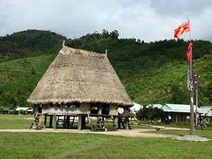 Đồng bào Cơ Tu dựng nhà Gươl đón Xuân
