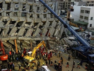 SỐC: Tòa nhà cao nhất sụp đổ trong động đất ở Đài Loan được xây bằng lon đồ hộp