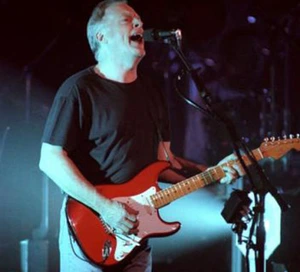 Cựu thành viên Pink Floyd, David Gilmour, trình diễn ở Pompeii