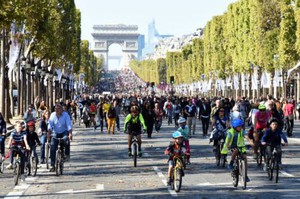 Pháp cấm ô tô trên Đại lộ Champs-Elysees để Paris 'thở'