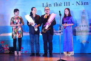 Nghệ sĩ Trần Mạnh Tuấn biểu diễn giao lưu với các đơn vị báo chí Trung ương