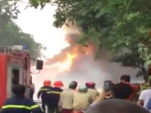 VIDEO: Xe bồn chở xăng bốc cháy dữ dội ở Trạm xăng dầu Đền Lừ
