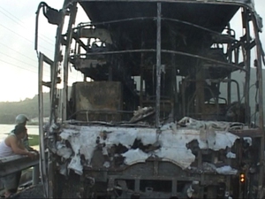 VIDEO: Xe giường năm cháy trơ khung, 30 khách thoát chết