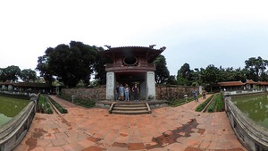 Trôi móng tường lan can quanh giếng Thiên Quang Văn Miếu - Quốc Tử Giám