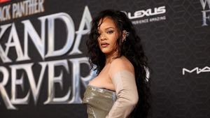 Rihanna khai vị nóng sốt với 'Lift Me Up'