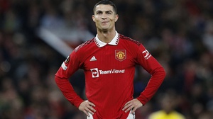 MU quyết loại bỏ Ronaldo, xé poster ở Old Trafford