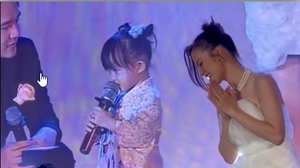 Winnie khiến Đông Nhi mất ngủ khi lên sân khấu tặng hoa lại còn hát thay mẹ