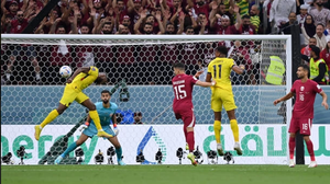 Qatar 0-2 Ecuador: Chủ nhà chưa đủ &quot;tầm&quot; đá World Cup