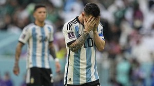 Argentina 1-2 Ả rập Xê út: Messi không thể sửa sai cho đồng đội