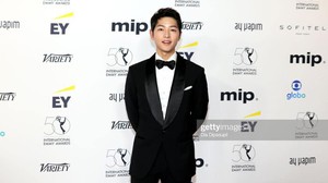 Song Joong Ki bất ngờ xuất hiện tại Emmy Awards
