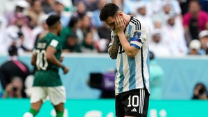 Messi ôm mặt là sự ám ảnh với Argentina