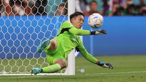 Thủ môn Nhật Bản được khen 'mãi đỉnh' với 4 pha cứu thua không tưởng trước Đức