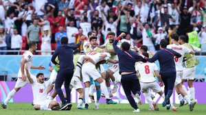 Tuyển Iran "nổ tung" cảm xúc sau chiến thắng nghẹt thở ở World Cup 2022