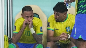 Neymar chấn thương mắt cá, nghỉ hết vòng bảng