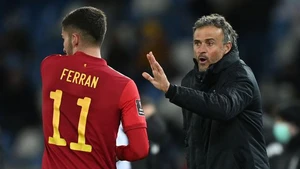 HLV Enrique &quot;nhắc nhở&quot; Ferran Torres chuyện ăn mừng